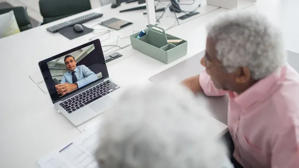 A video conference on a laptop, the way an S.r.l. deed can be signed from abroad
