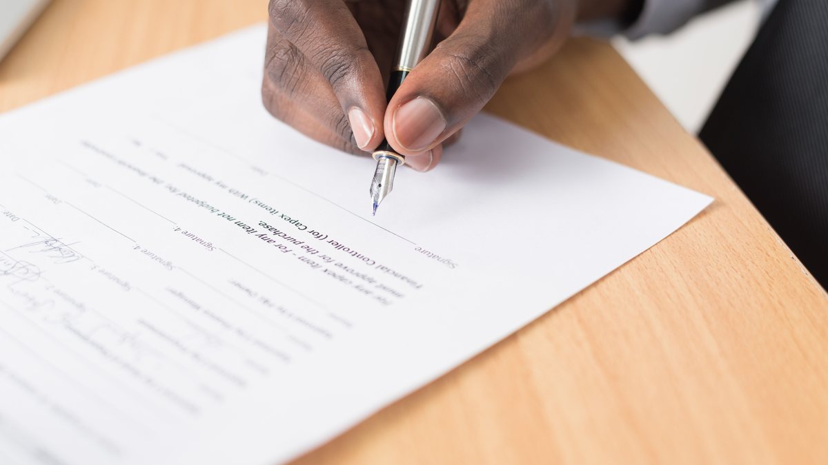A document being signed with a fountain pen, the step an S.r.l. can now take by video conference