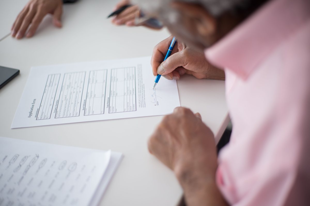 Filing the annual self-certification that keeps a company registered as a startup innovativa.