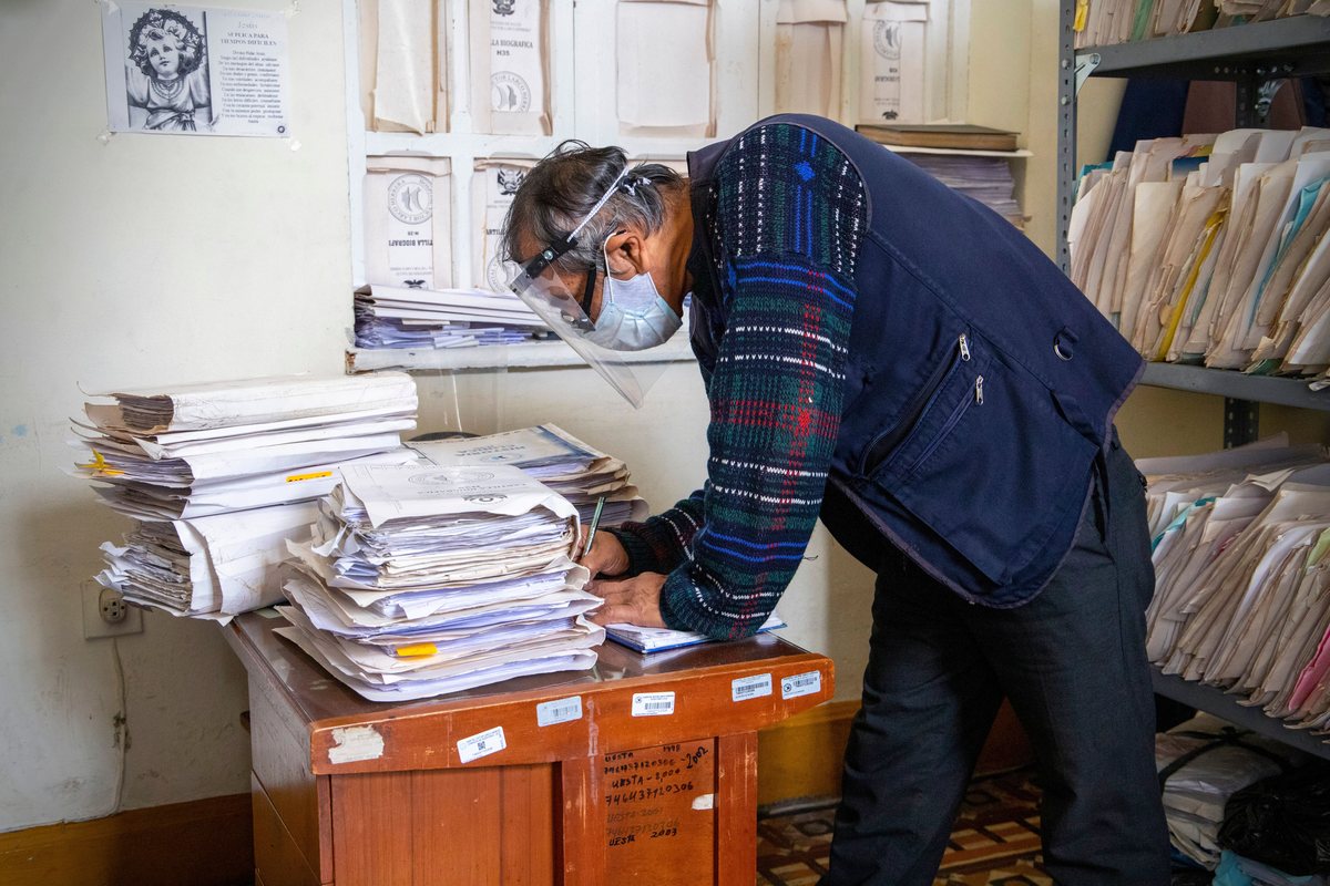 Filing incorporation documents at an Italian chamber of commerce counter.